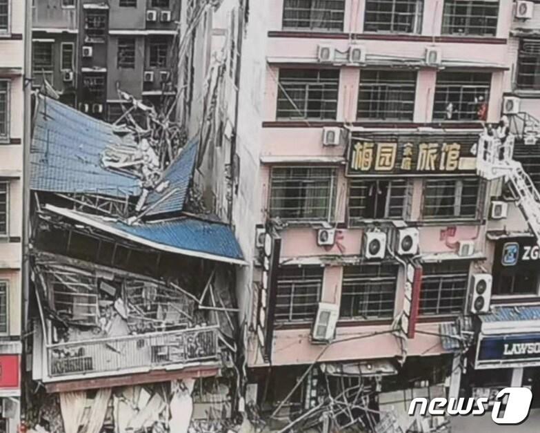 본문 이미지 - 중국 후난성 창사에서 8층 건물이 붕괴해 23명 갇히고 39명이 실종됐다고 중국 신화통신이 보도했다.(웨이보 갈무리)ⓒ 뉴스1