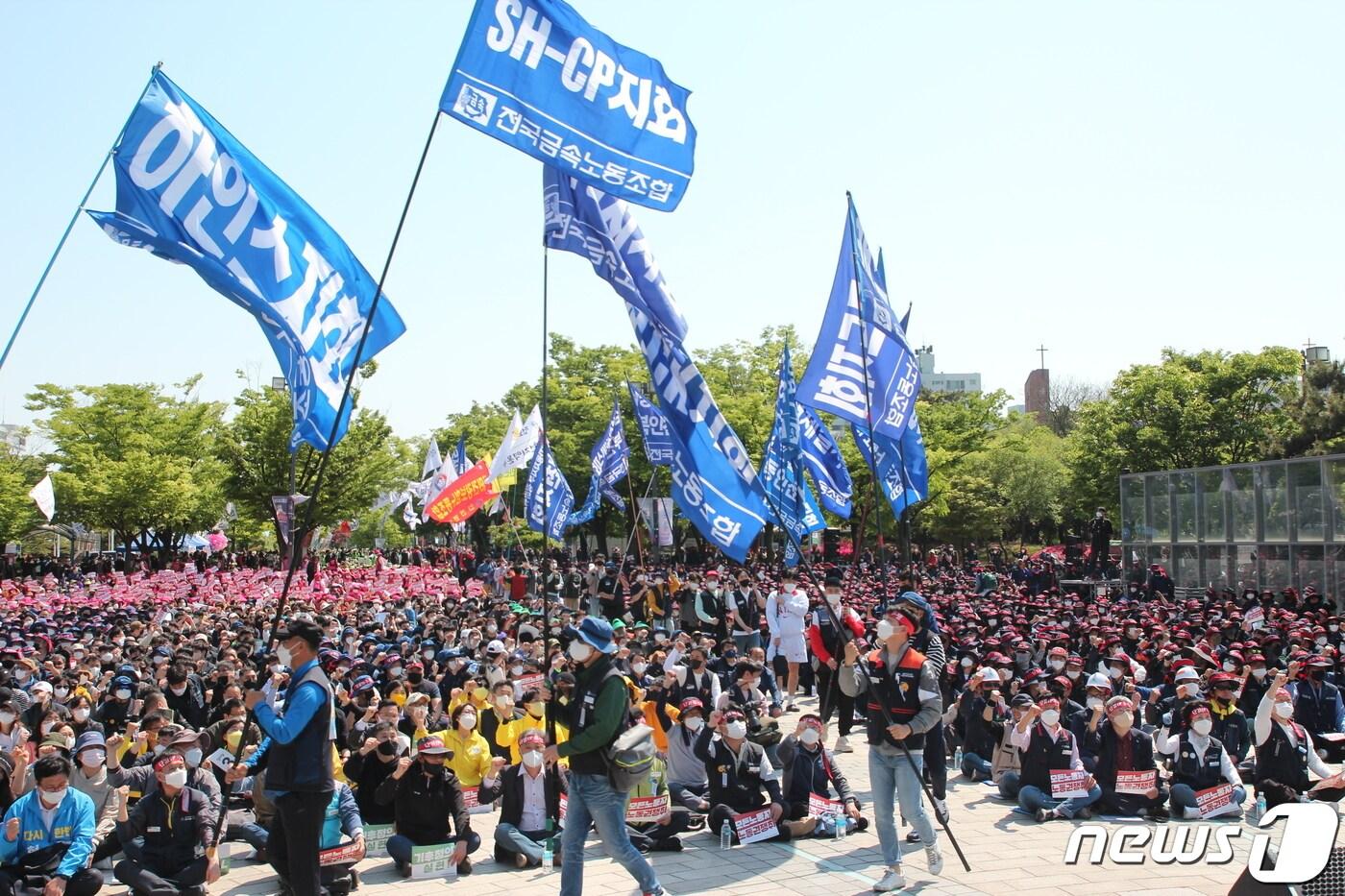 본문 이미지 - 1일 오후 인천시 남동구 인천문화예술회관 야외광장에서 민주노총 인천본부 주관 2022년 세계 노동절 인천대회가 열렸다. 코로나19 이후 4년 만에 재개된 이 자리에는 노조원 6,500여 명(본부 추산)이 모여 노동자의 권리 보장을 주장했다. 2022.5.1/뉴스1 ⓒ News1 박아론 기자