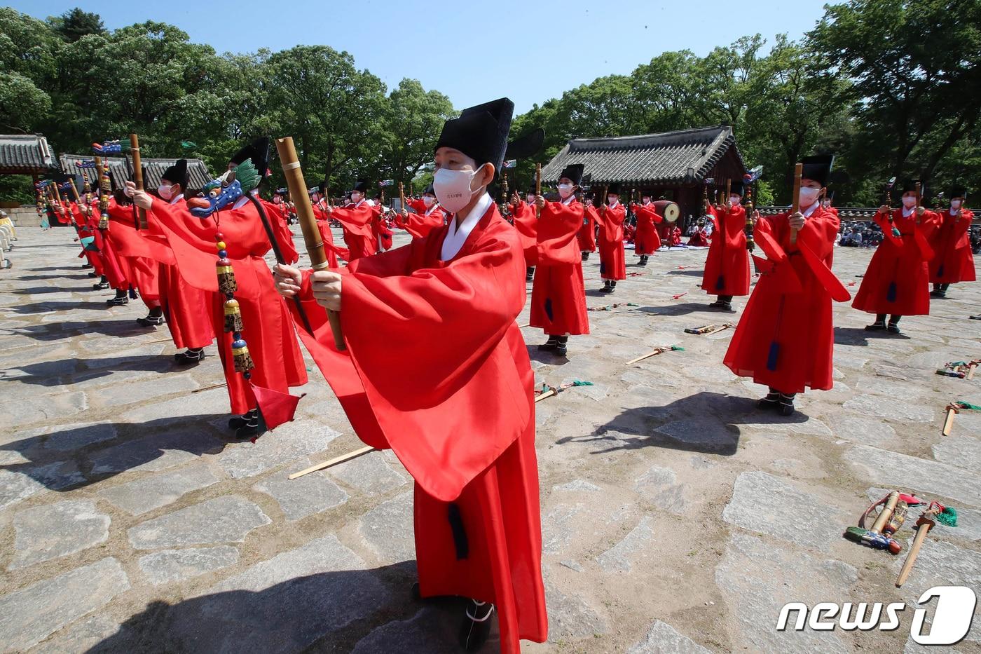 본문 이미지 - 1일 오후 서울 종로구 종묘 영녕전에서 종묘대제(宗廟大祭)가 열리고 있다. 2022.5.1/뉴스1 ⓒ News1 민경석 기자