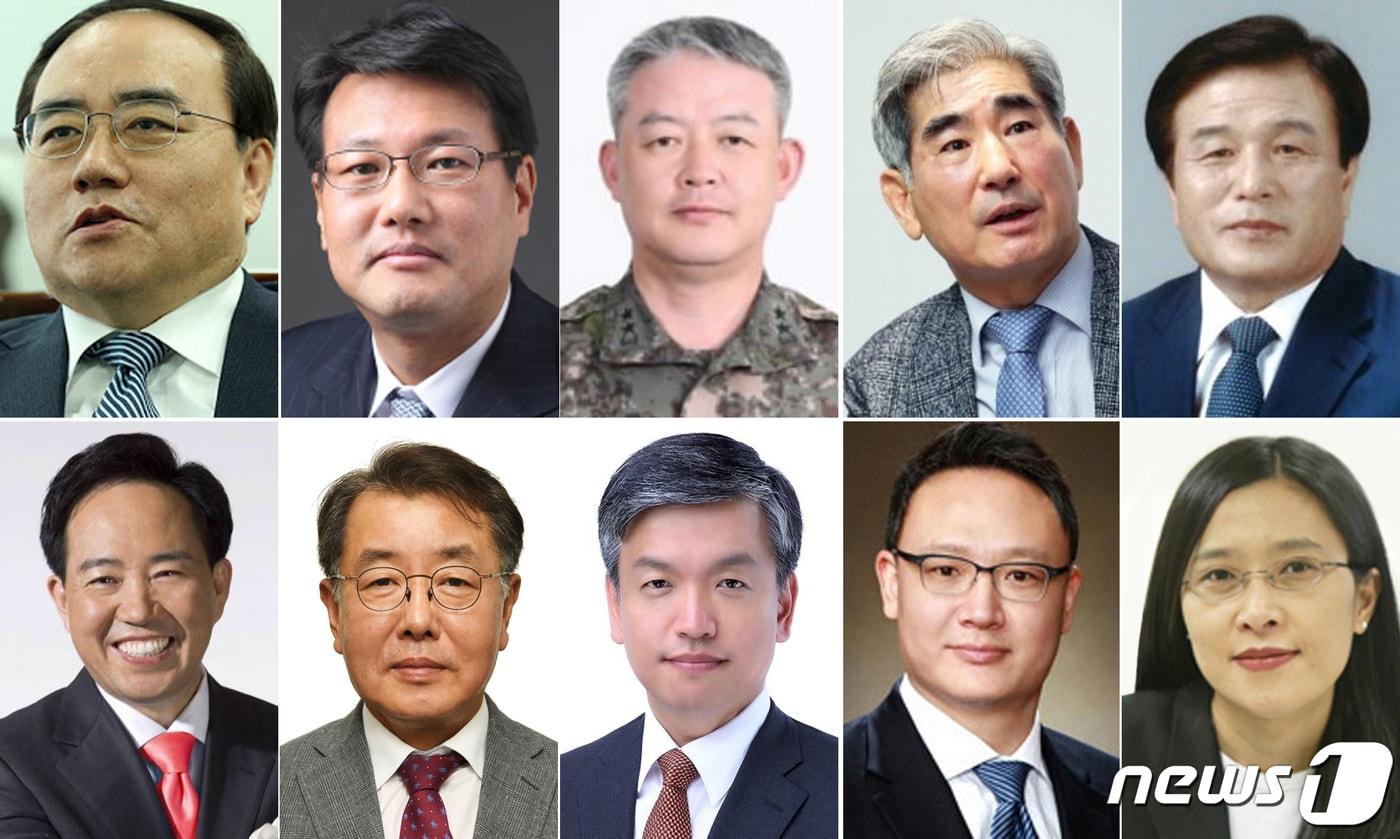 장제원 당선인 비서실장은 1일 서울 종로구 통의동 대통령직인수위원회 사무실에서 기자회견을 열고 '2실(비서실장·안보실장) 5수석(경제·사회·정무·홍보·시민사회)' 인선 결과를 발표했다. 윗줄 왼쪽부터 김성한 국가안보실장, 김태효 국가안보실장 제1차장, 신인호 국가안보실 제2차장, 김용현 대통령실 경호처장, 이진복 정무수석 내정자, 아랫줄 왼쪽부터 강승규 시민사회수석, 최영범 홍보수석, 최상목 경제수석비서관, 안산훈 사회수석비서관, 강인선 대통령실 대변인 내정자. (대통령직인수위원회 제공) 2022.5.1/뉴스1 ⓒ News1 조태형 기자