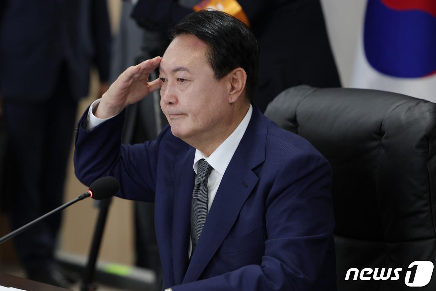 윤석열 대통령이 10일 자정 서울 용산 대통령 집무실 지하 국가위기관리센터 상황실에서 합동참모본부 지휘통제실의 보고를 받으며 거수경례를 하고 있다. (대통령실 제공) 2022.5.10/뉴스1 ⓒ News1 오대일 기자