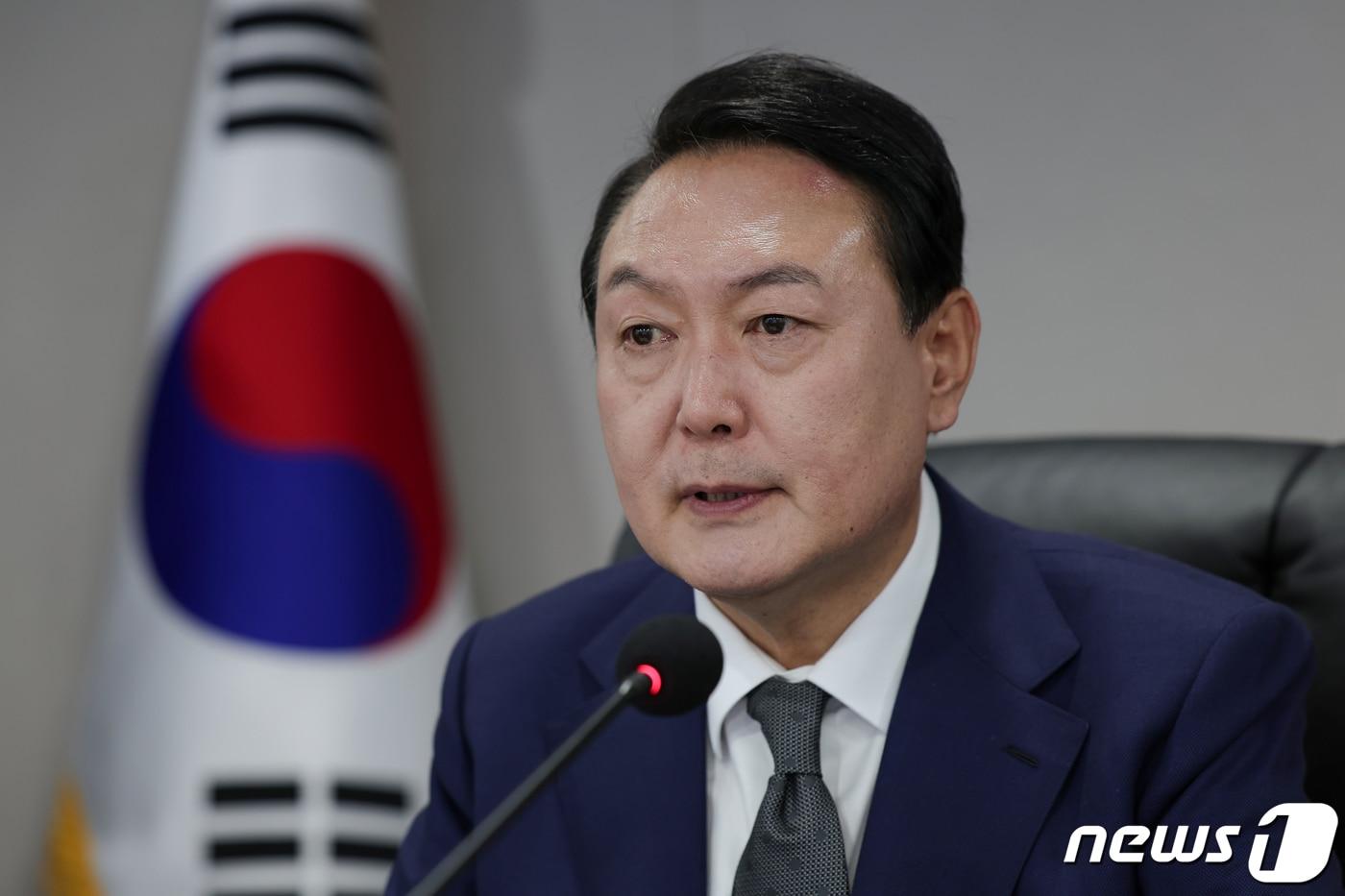 본문 이미지 - 윤석열 대통령이 10일 자정 서울 용산 대통령 집무실 지하 국가위기관리센터 상황실에서 합동참모본부 지휘통제실의 보고를 받고 있다. (대통령실 제공) 2022.5.10/뉴스1 ⓒ News1 오대일 기자