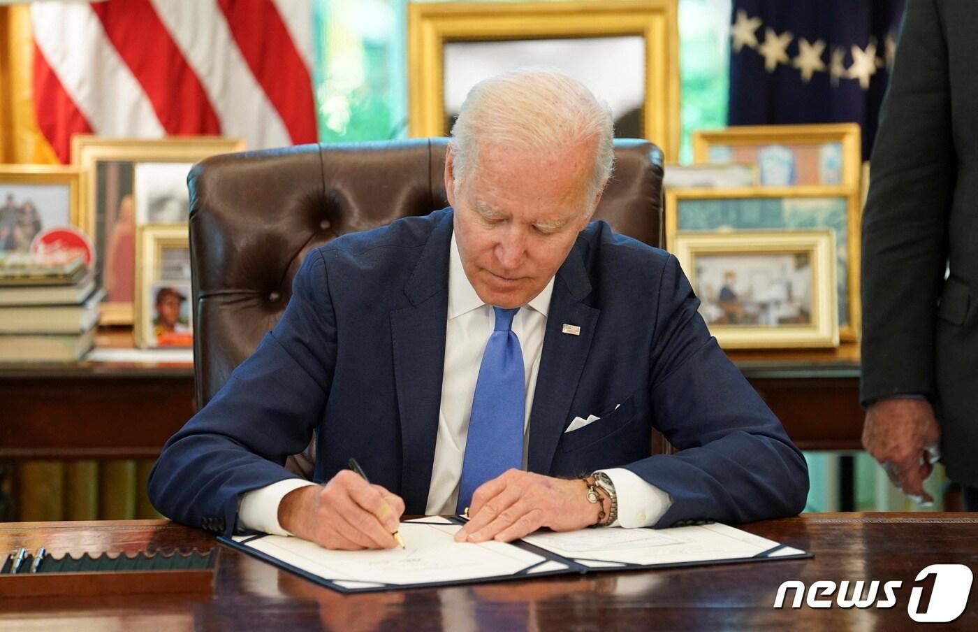조 바이든 미국 대통령이 9일(현지시간) 백악관에서 '2022년도 우크라이나 민주주의 방어 무기 대여법'(S. 3522)에 서명하고 있다. 2022. 5. 9. ⓒ 로이터=뉴스1 ⓒ News1 최서윤 기자