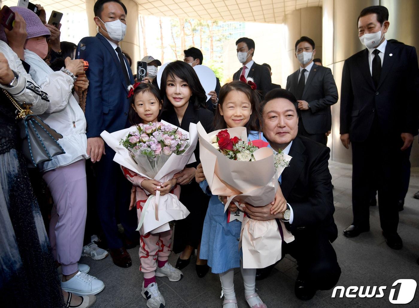본문 이미지 - 윤석열 대통령과 김건희 여사가 10일 취임식 참석을 위해 서울 서초구 사저를 나서면서 어린이들로부터 꽃다발을 받고 있다. (대통령실사진기자단) 2022.5.10/뉴스1 ⓒ News1 안은나 기자