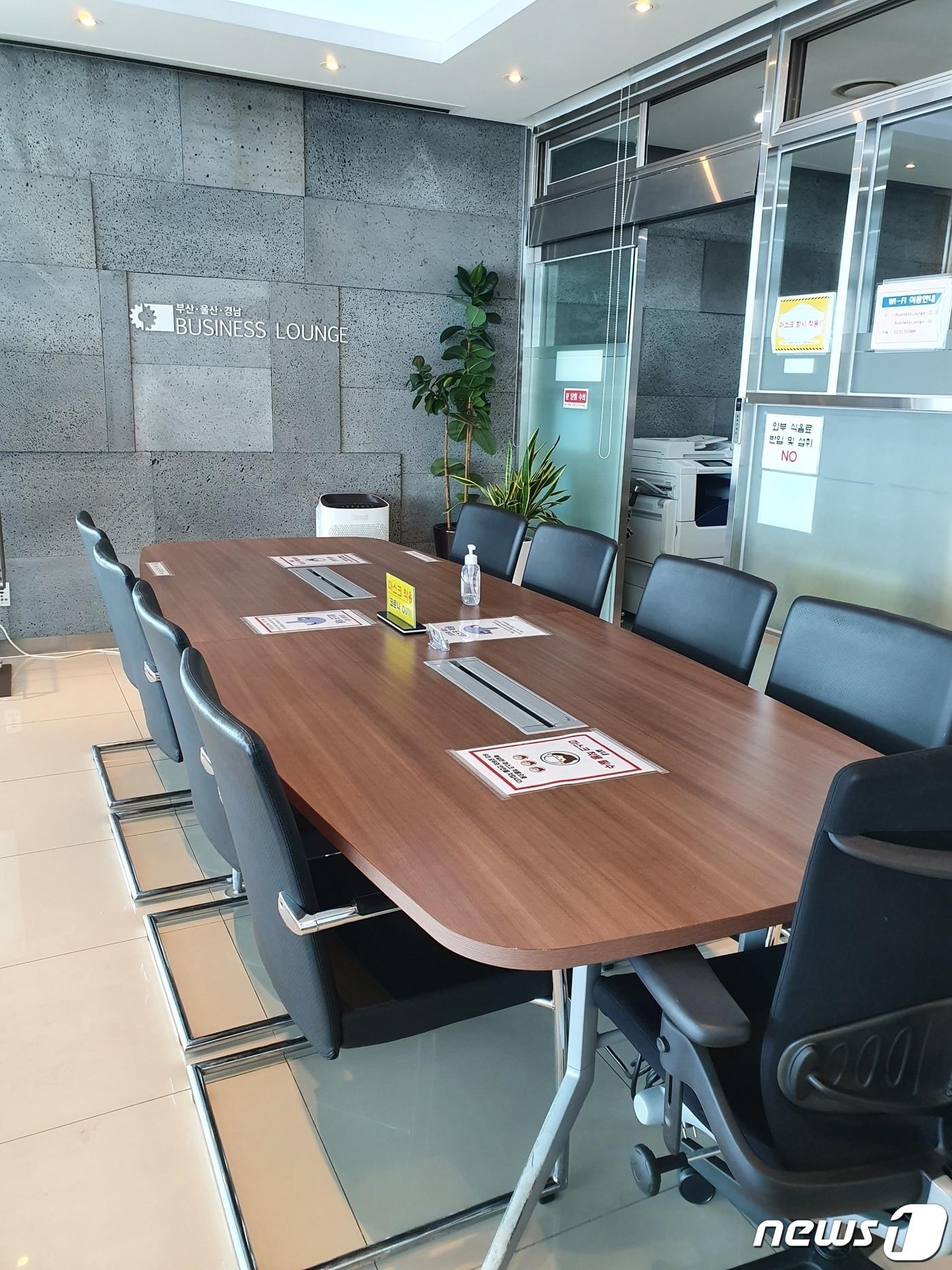 본문 이미지 - 부산·울산·경남지역 간 유대 강화와 기업인들의 편의 제공을 위해 마련한 KTX서울역 내 부울경 비즈니스라운지 회의실 내부 모습.(경남도 제공)2022.5.10.ⓒ 뉴스1