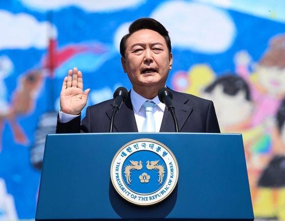 본문 이미지 - 윤석열 대통령이 10일 서울 여의도 국회에서 열린 제20대 대통령 취임식에서 취임 선서를 하고 있다. 2022.5.10/뉴스1 ⓒ News1 국회사진취재단