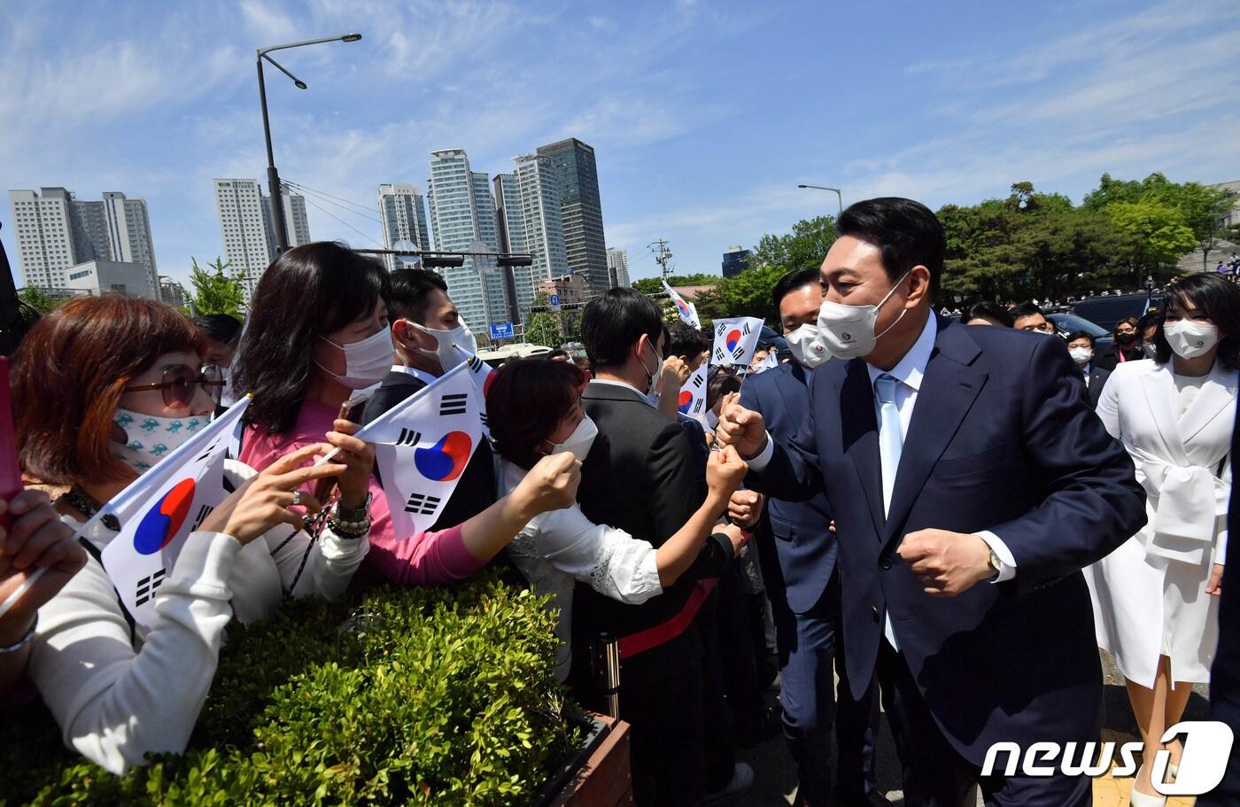 본문 이미지 - 윤석열 대통령이 10일 취임식을 마치고 서울 용산 대통령실 입구에 도착해 주민들과 인사를 나누고 있다. (대통령실사진기자단) 2022.5.10/뉴스1 ⓒ News1 안은나 기자