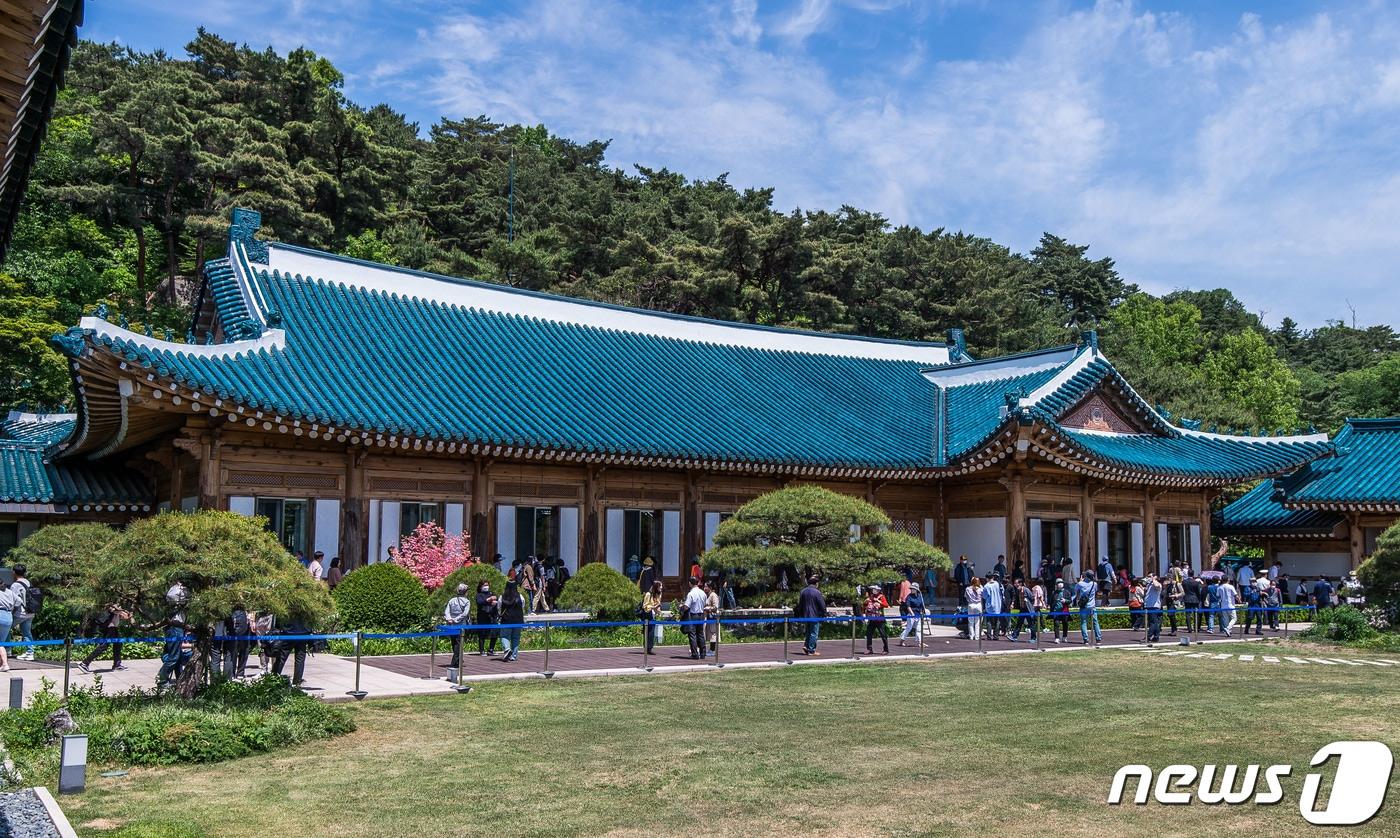 제20대 윤석열 대통령의 취임식일인 10일 오후 서울 종로구 청와대 개방 행사에 참가한 시민들이 청와대 관저를 둘러보고 있다. 2022.5.10/뉴스1 ⓒ News1 인수위사진기자단