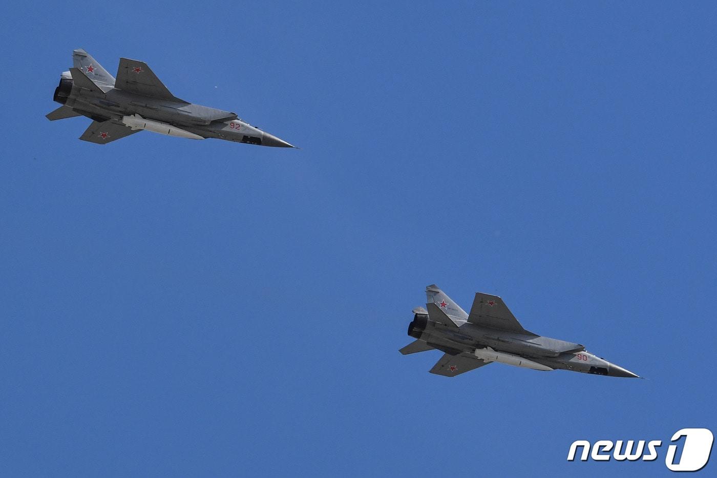 본문 이미지 - 극초음속 미사일 '킨잘'을 탑재한 미그-31(MIG-31) 전투기가 2018년 5월 9일 전승기념일날 러시아 모스크바 붉은 광장에서 비행하고 있다. 2018.05.09/뉴스1 ⓒ AFP=뉴스1 ⓒ News1 김민수 기자