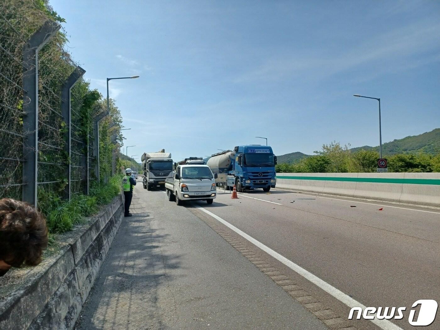 본문 이미지 - 10일 오후 1시45분쯤 광주-순천 방면 하행선 승주IC 부근 2차선 도로에서 6중 추돌 사고가 발생해 경찰과 소방당국이 수습하고 있다.(순천소방서 제공)2022.5.10/뉴스1