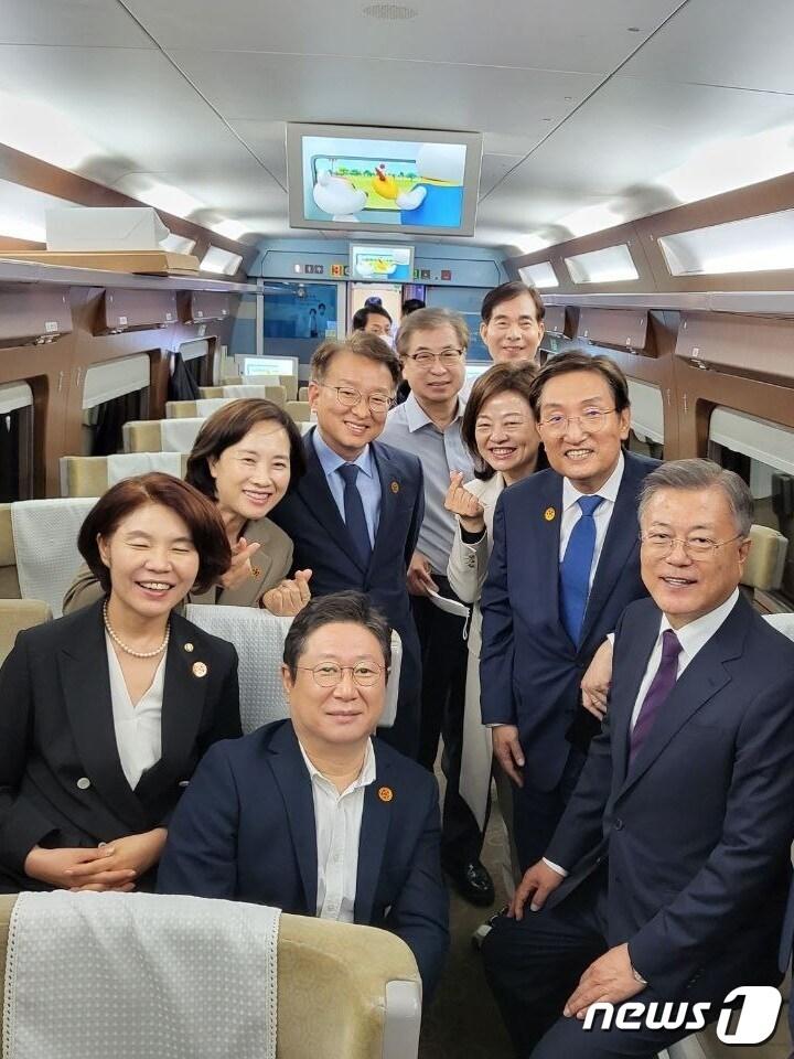 본문 이미지 - 5년 임기를 마친 문재인 전 대통령과 국정 운영의 동반자들이 10일 오후 귀향길을 함께 했다. 사진은 문 전 대통령과 동행을 함께한 황희 전 문화체육관광부 장관, 서훈 전 국가안보실장, 유은혜 전 사회부총리 겸 교육부장관, 권칠승 전 중소벤처기업부 장관, 진선미 의원, 노영민 더불어민주당 충북지사 예비후보, 주영훈 전 청와대 경호처장 등이 열차 내부에서 기념촬영을 하고 있다. (노영민 예비후보 선거사무소 제공) 2022.5.10/뉴스1