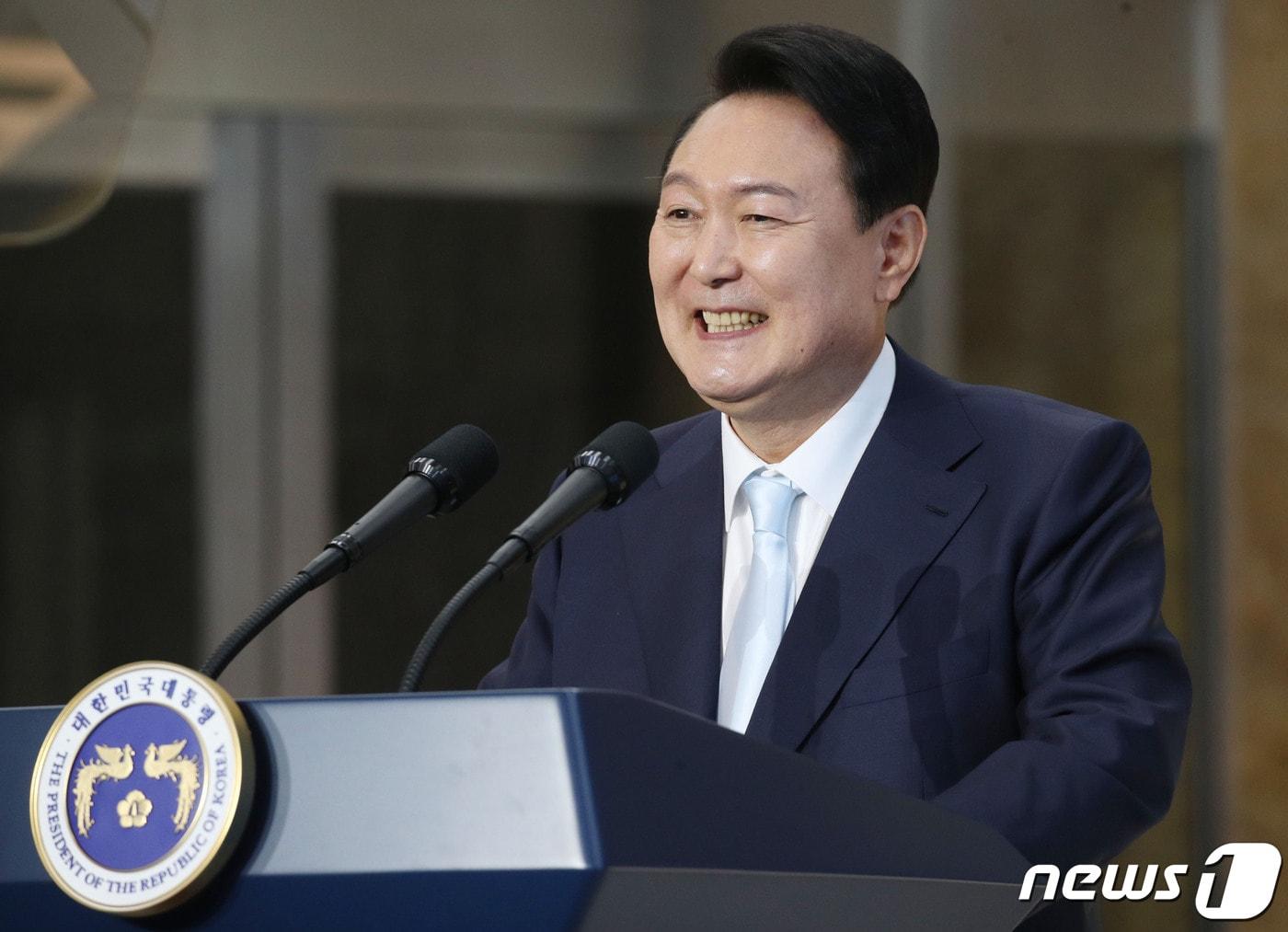 본문 이미지 - 윤석열 대통령이 10일 오후 국회 로텐더홀에서 열린 제20대 대통령 취임 경축연회에서 인사말을 하고 있다. (대통령실사진기자단) 2022.5.10/뉴스1 ⓒ News1 안은나 기자