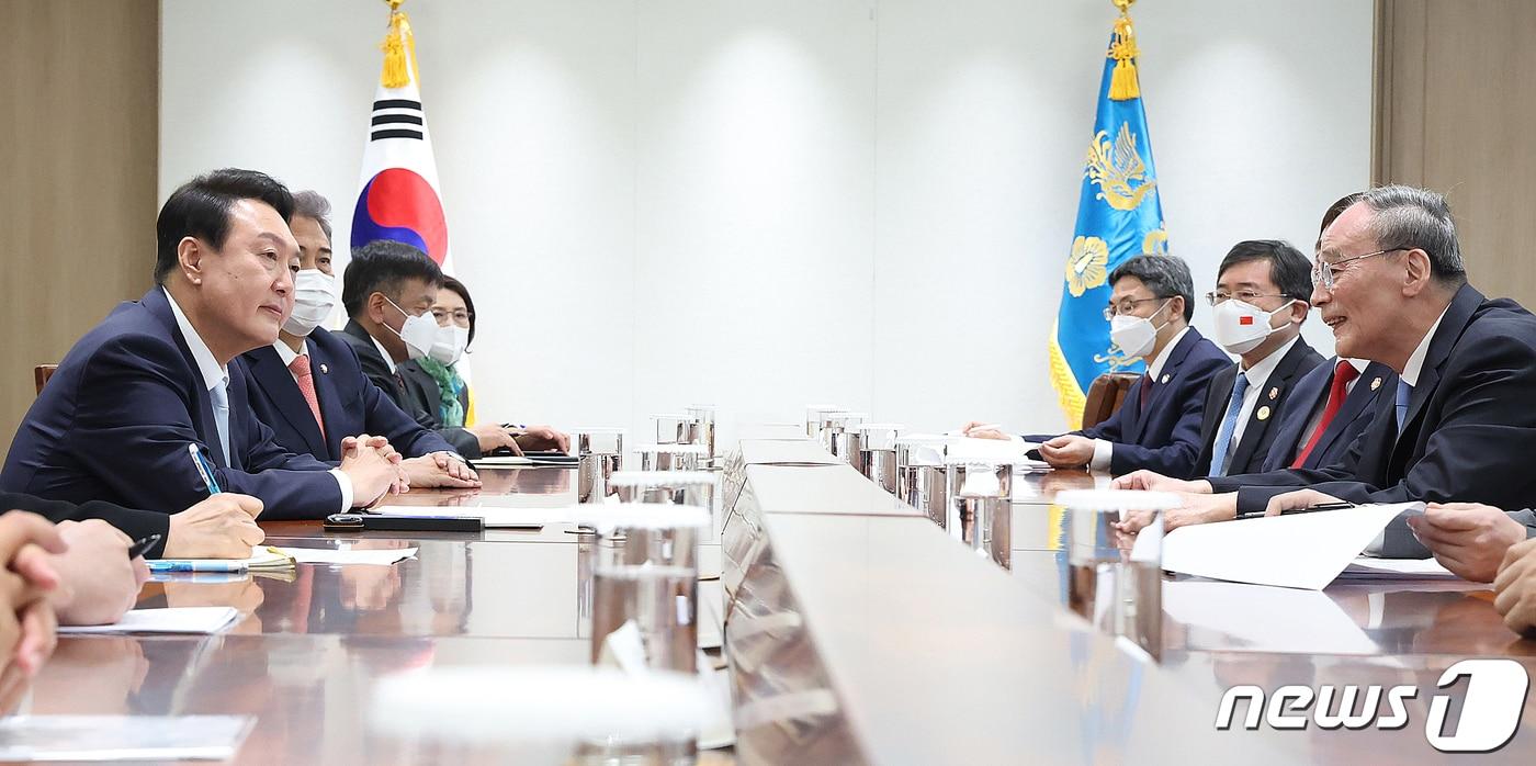 윤석열 대통령(왼쪽)이 10일 오후 집무실에서 왕치산 중국 국가부주석을 접견하고 있다. (대통령실사진기자단) 2022.5.10/뉴스1 ⓒ News1 안은나 기자