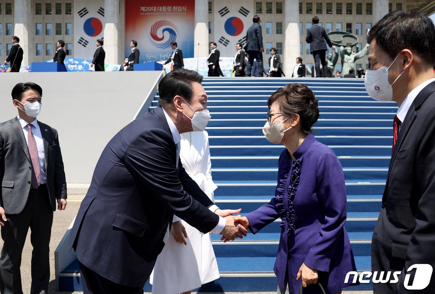 본문 이미지 - 윤석열 대통령이 10일 서울 여의도 국회 앞마당에서 열린 제20대 대통령 취임식에서 박근혜 전 대통령과 악수하고 있다. (대통령실 제공) 2022.5.10/뉴스1 ⓒ News1 오대일 기자