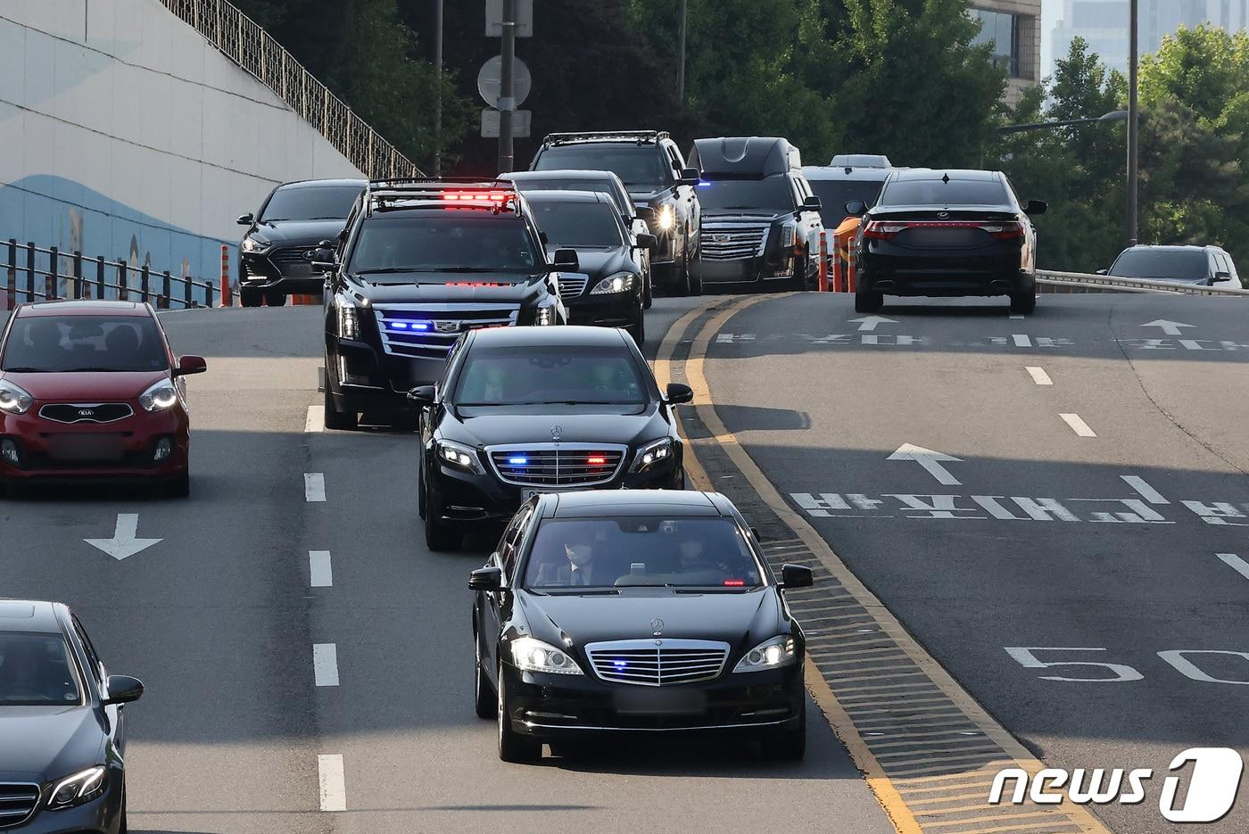 윤석열 대통령이 탑승한 차량과 경호 행렬이 11일 오전 서울 용산구 녹사평대로를 지나 용산 대통령 집무실로 향하고 있다. 2022.5.11/뉴스1 ⓒ News1 조태형 기자