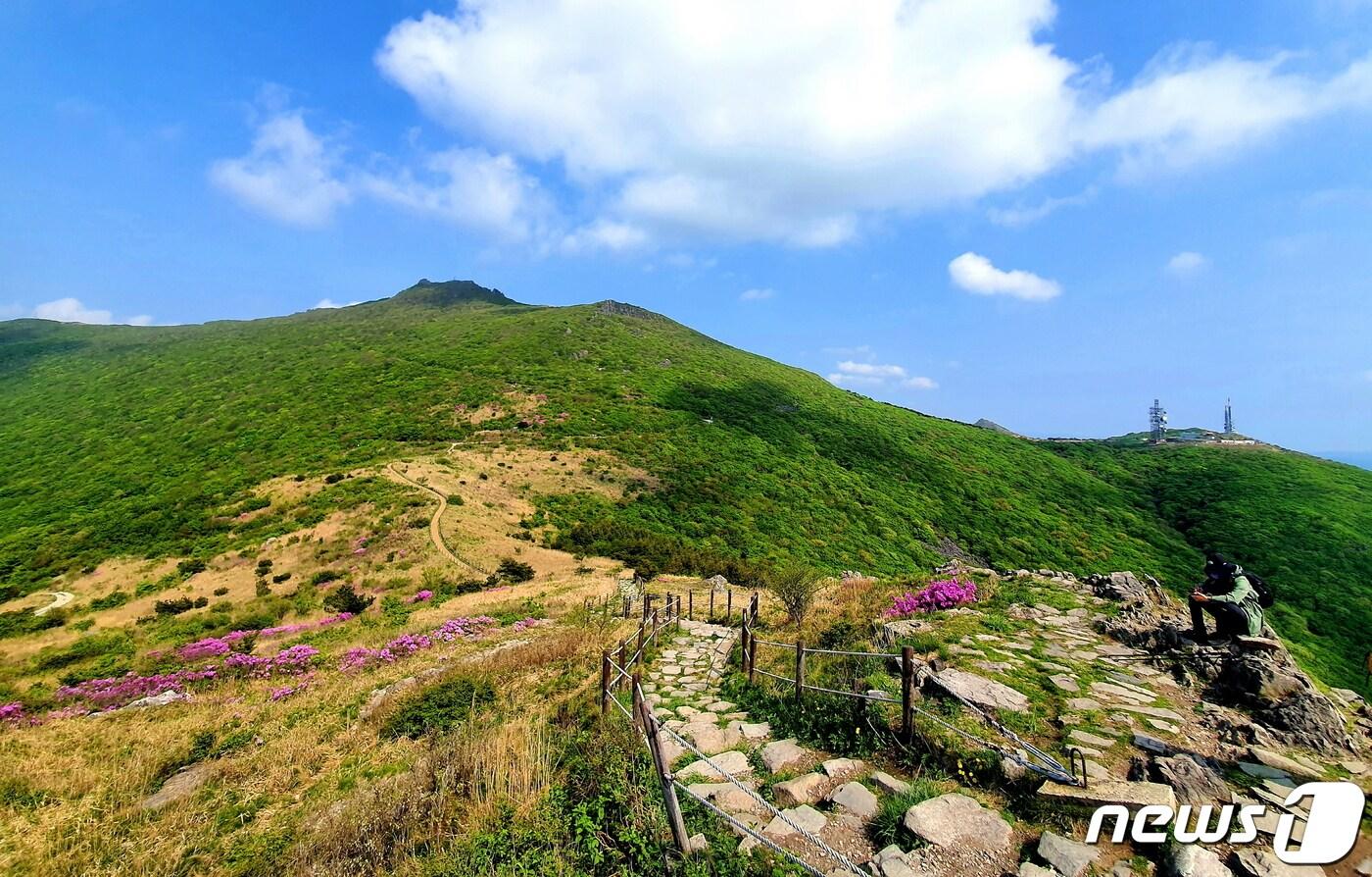중봉에서 바라본 무등산 정상. 뭉툭한 윤곽의 가운데 천왕봉과 서석대, 오른쪽 장불재 ⓒ 뉴스1