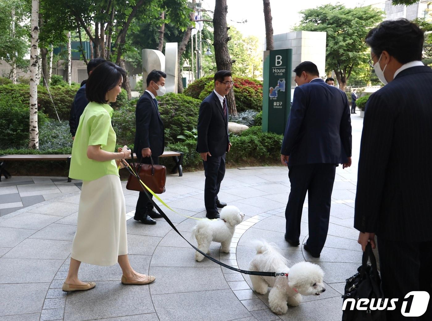 본문 이미지 - 2022년 5월 11일 윤석열 대통령이 서울 서초구 자택에서 부인 김건희 여사와 반려견의 배웅을 받으며 출근을 위해 이동하고 있다. (대통령실 제공) 2022.5.11 ⓒ 뉴스1 오대일 기자