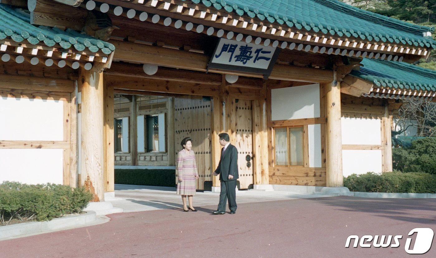 본문 이미지 - 노무현 전 대통령이 관저에서 출근하는 모습. (행정안전부 대통령기록관 제공) 2022.5.11/뉴스1