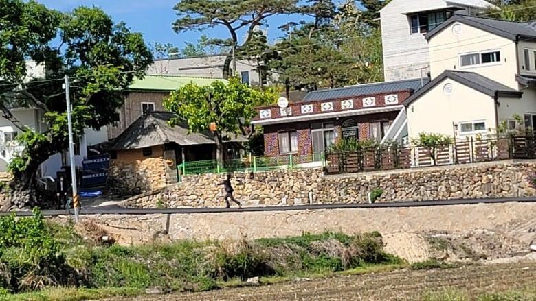 본문 이미지 - 지난 10일 문재인 전 대통령 양산 사저 앞에서 퇴글길에 서류 가방을 던지는 탁현민 전 청와대 의전비서관의 모습. (클리앙 홈페이지 갈무리)ⓒ 뉴스1