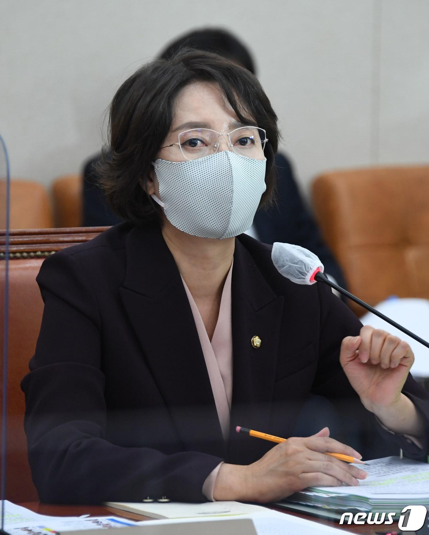 본문 이미지 - 이영 중소벤처기업부 장관 후보자가 11일 서울 여의도 국회 산업통상자원중소벤처기업위원회 회의실에서 열린 인사청문회에서 답변을 하고 있다. ⓒ News1 허경 기자