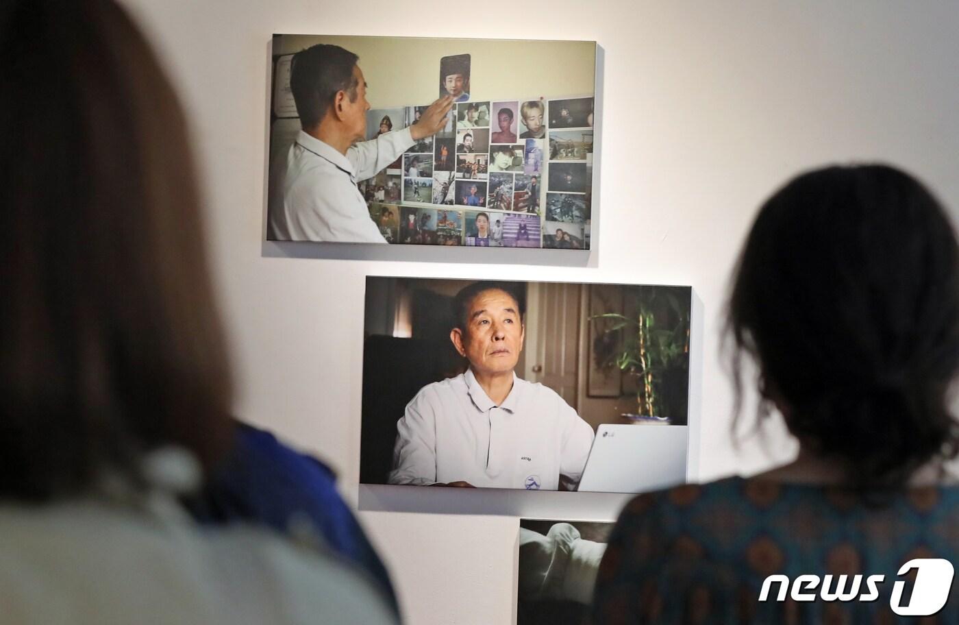 11일 서울 종로구 갤러리라메르에서 진행된 국내 첫 뇌사 장기기증인 유가족을 위한 특별 사진전 '장미하다' 오픈식 중 장기기증 유가족 모임 도너패밀리 회원들과 이식인 가족들이 사진을 관람하고 있다. (=특정 기사 내용과 무관한 자료 사진.)2022.5.11/뉴스1 ⓒ News1 장수영 기자