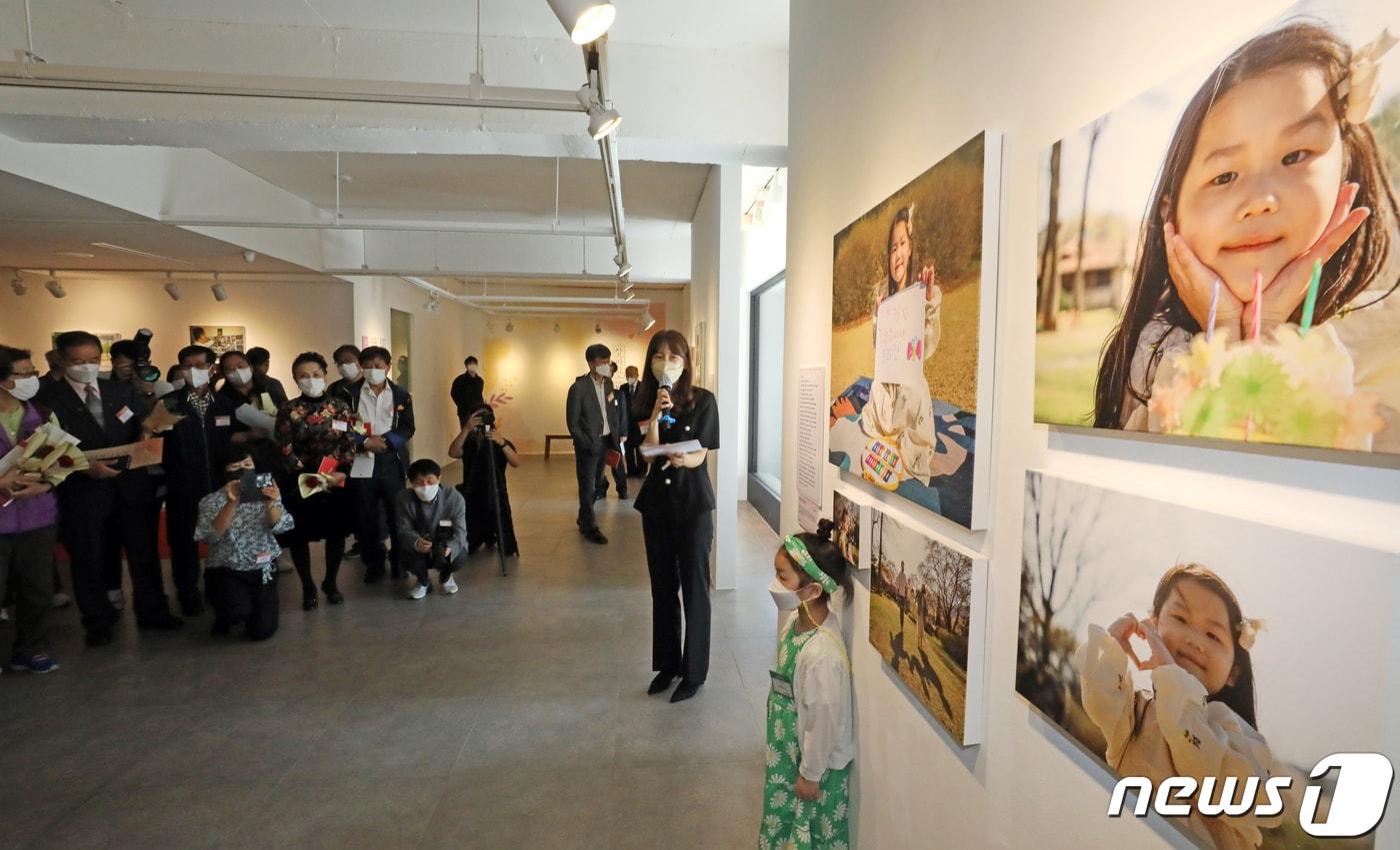 서울 종로구 갤러리라메르에서 진행된 국내 첫 뇌사 장기기증인 유가족을 위한 특별 사진전 &#39;장미하다&#39; 오픈식 중 간 이식을 받고 건강을 찾은 김리원 양이 본인이 활짝 웃고 있는 사진 앞에 서있다. &#40;사진은 기사 내용과 무관함&#41;ⓒ News1 장수영 기자