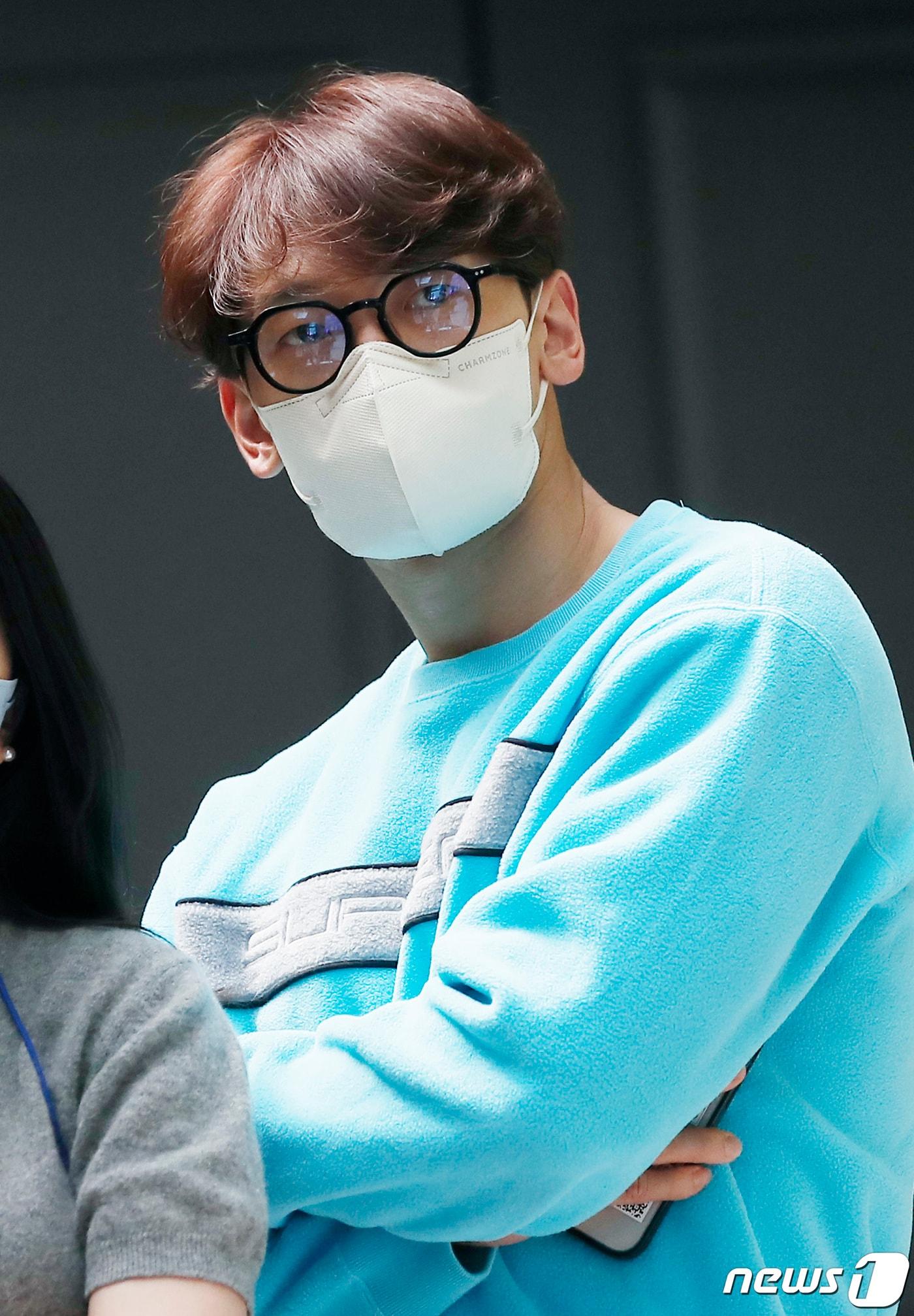 본문 이미지 - 가수 비가 11일 오후 서울 장충동 크레스트72에서 열린 그룹 싸이퍼 세 번째 미니앨범 '더 코드(THE CODE)' 쇼케이스에 참석해 싸이퍼의 첫 무대를 살펴보고 있다. 2022.5.11/뉴스1 ⓒ News1 권현진 기자