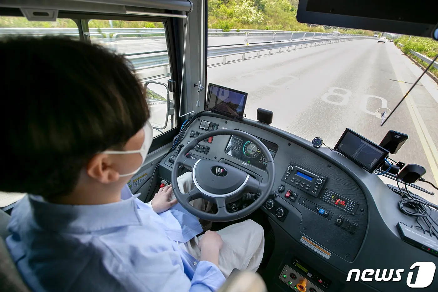본문 이미지 - 11일 KT는 울산시 남구에 위치한 울산교통관리센터에서 미디어 간담회를 열고 자사의 C-ITS 및 지능형 교통 체계(ITS) 사업을 전국 지방자치단체로 확장하겠다는 포부를 밝혔다.(KT 제공) ⓒ 뉴스1