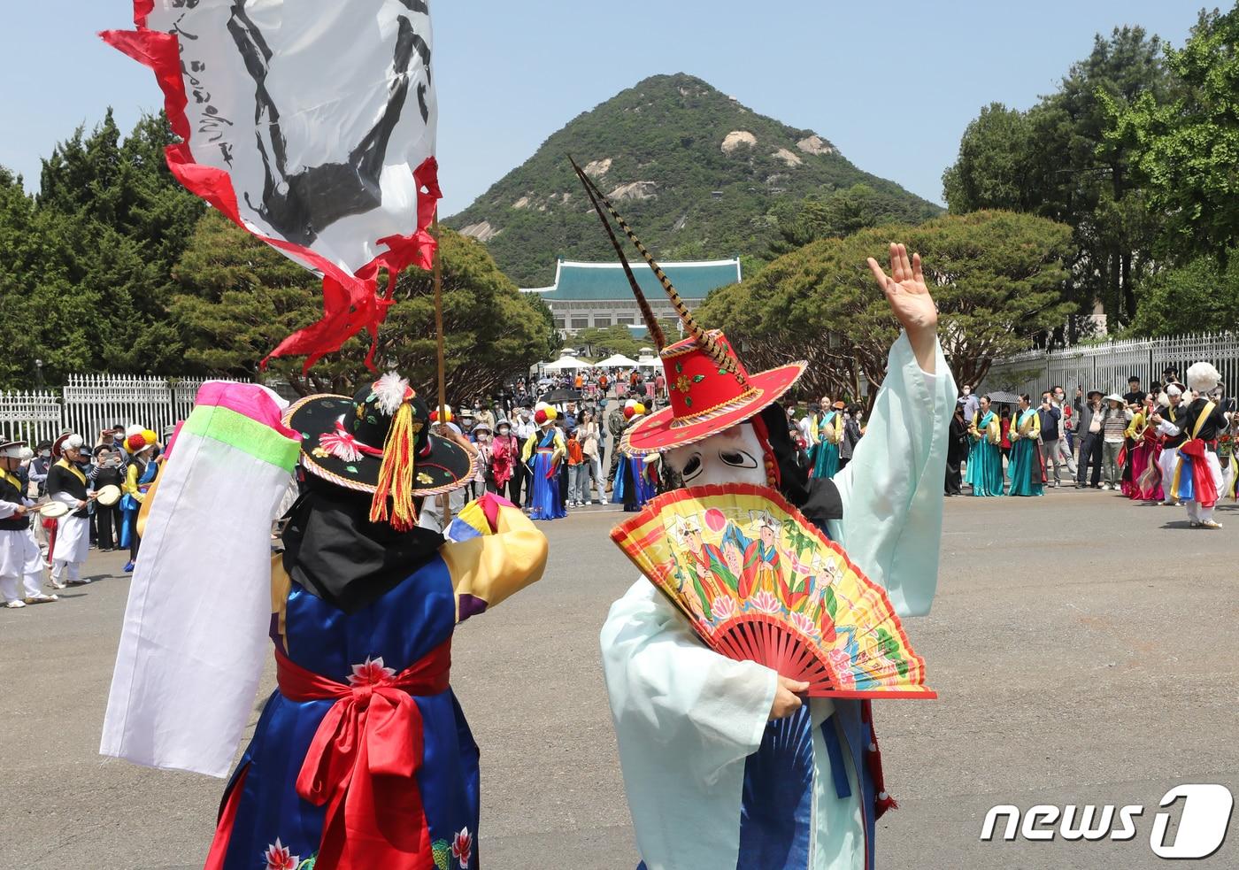 본문 이미지 - 청와대 개방 행사 이틀째인 11일 서울 종로구 청와대 앞에서 길놀이 '신명의 길을 여시오' 풍물 공연이 펼쳐지고 있다. 2022.5.11/뉴스1 ⓒ News1 송원영 기자