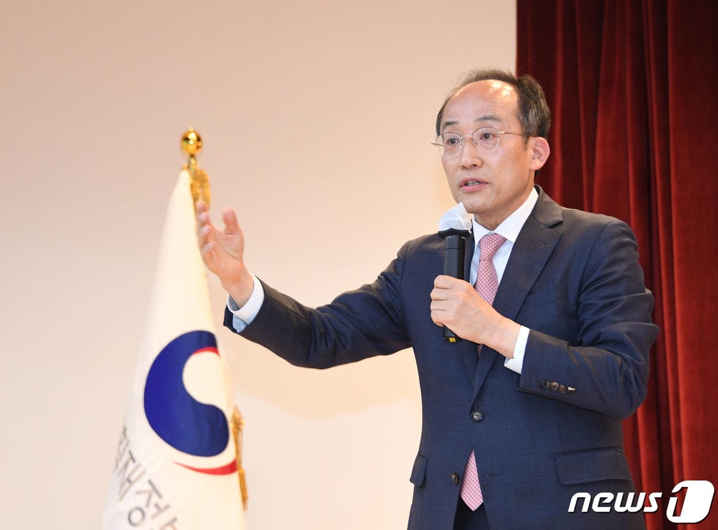 본문 이미지 - 추경호 경제부총리 겸 기획재정부 장관이 11일 오후 정부세종청사에서 취임식 후 열린 '직원들과의 대화시간'에서 직원들의 질문에 대한 답변을 하고 있다. (기획재정부 제공) 2022.5.11/뉴스1