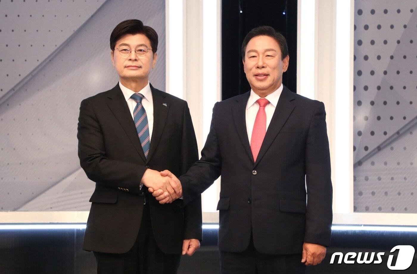 본문 이미지 - 제8회 전국동시지방선거 세종시장에 도전하는 이춘희 더불어민주당 예비 후보(왼쪽)와 최민호 국민의힘 예비 후보가 11일 KBS 대전방송총국 스튜디오에서 열린 세종시장 후보자 초청 토론회에서 악수하고 있다. 2022.5.11/뉴스1 ⓒ News1 사진공동취재단
