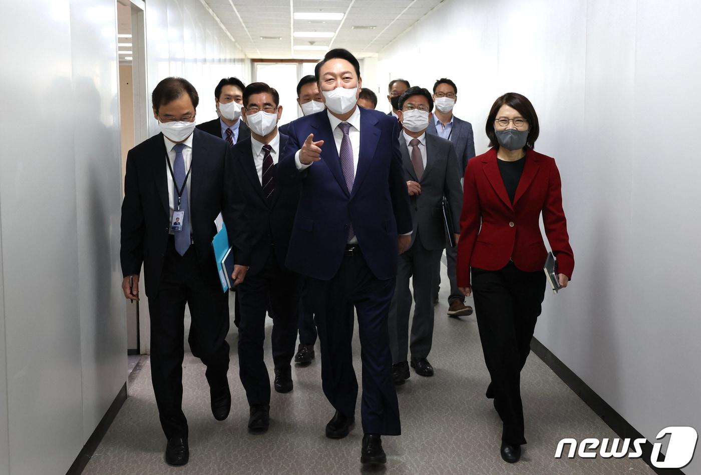 본문 이미지 - 윤석열 대통령이 11일 오전 서울 용산 대통령실 업무공간을 둘러보고 있다. (대통령실 제공) 2022.5.11/뉴스1 ⓒ News1 안은나 기자