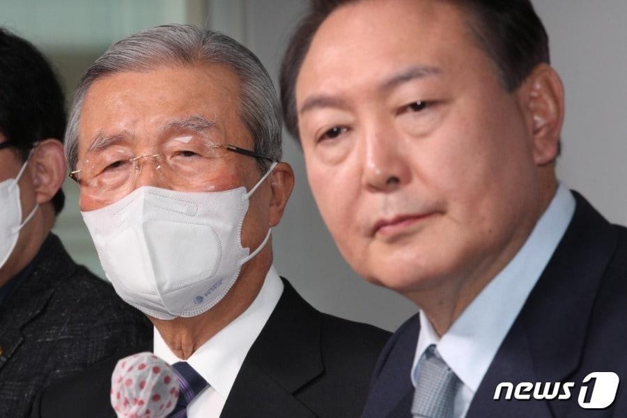 본문 이미지 - 2022년 1월 2일 당시 김종인 국민의힘 총괄선대위원장과 윤석열 대선 후보. 3일 뒤인 1월 5일 윤 후보는 선대본부를 전격 해체, 김 위원장과 갈라섰다. 2022.1.2/뉴스1 ⓒ News1 구윤성 기자