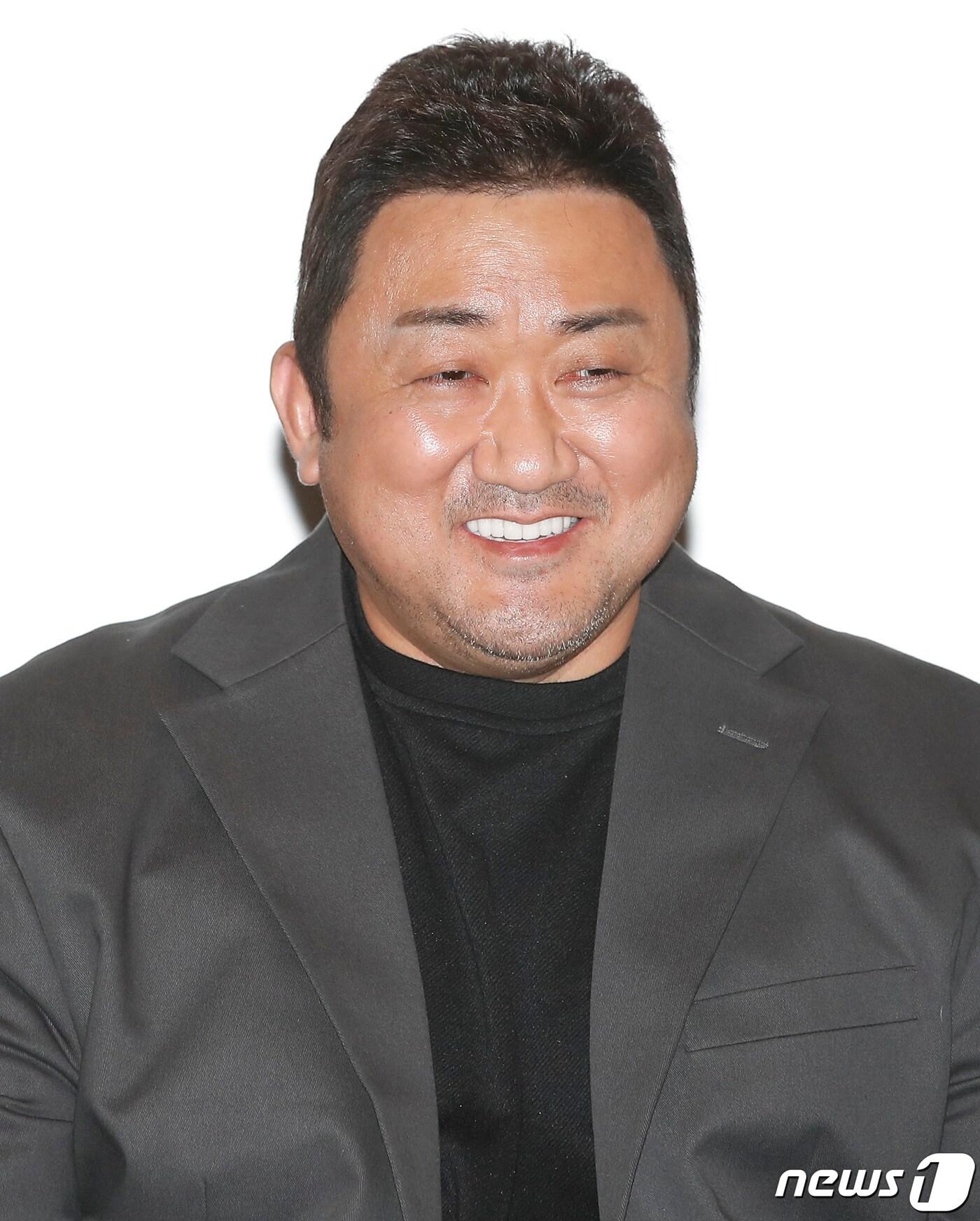 본문 이미지 - 배우 마동석이 11일 오후 서울 강남구 코엑스 메가박스에서 열린 영화 ‘범죄도시2’(감독 이상용) 기자간담회에서 미소 짓고 있다. .‘범죄도시2’는 괴물형사 마석도(마동석 분)와 금천서 강력반이 베트남 일대를 장악한 최강 빌런 강해상(손석구 분)을 잡기 위해 펼치는 통쾌한 범죄 소탕 작전을 그린 영화다. 2022.5.11/뉴스1 ⓒ News1 권현진 기자