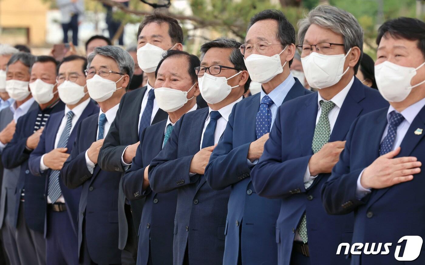 본문 이미지 - 11일 전북 정읍시 동학농민혁명기념공원에서 열린 제128주년 동학농민혁명기념식 및 동학농민혁명기념공원 개원식에서 전병극 문화체육관광부 제1차관, 송하진 전북도지사 등 참석자들이 국기에 대한 경례를 하고 있다. (문화체육관광부 제공) 2022.5.11/뉴스1