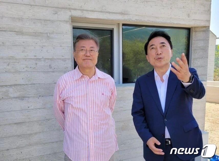본문 이미지 - 문재인 전 대통령과 박수현 전 청와대 국민소통수석 (페이스북 갈무리) ⓒ 뉴스1