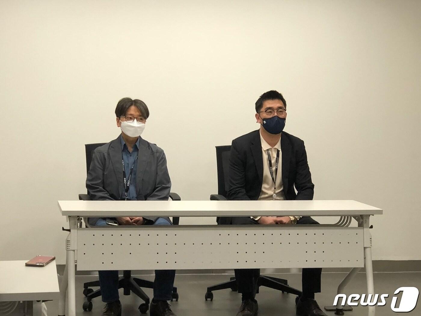 본문 이미지 - NC다이노스 임선남 단장(왼쪽)과 이진만 대표이사(오른쪽)ⓒ 뉴스1