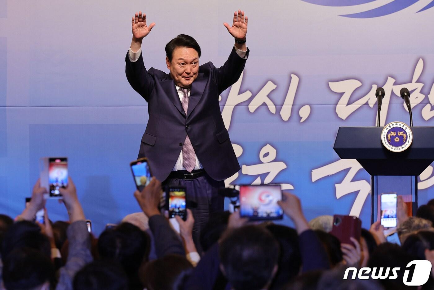 윤석열 대통령이 11일 서울 중구 소공동 롯데호텔에서 열린 '대통령 취임 경축 재외동포 초청 리셉션'에서 참석자들에게 인사하고 있다. (대통령실사진기자단) 2022.5.11/뉴스1 ⓒ News1 오대일 기자