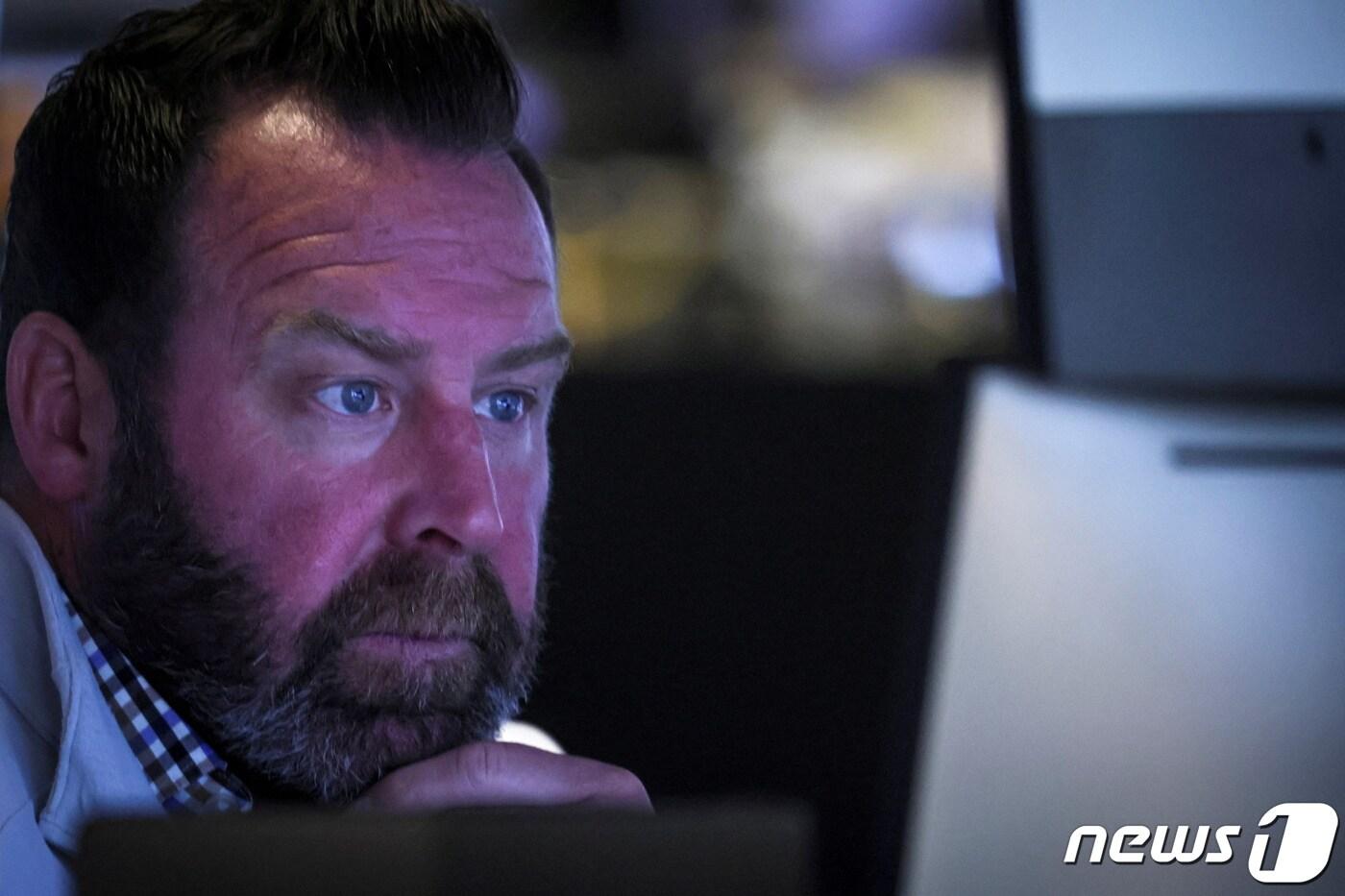 A trader works inside a post on the floor of the New York Stock Exchange (NYSE) in New York City, U.S., May 11, 2022. REUTERS/Brendan McDermid ⓒ 로이터=뉴스1