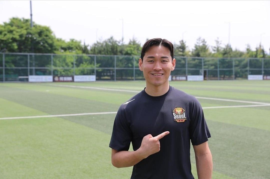 본문 이미지 - FC서울에 합류한 김우홍 (FC서울 SNS) ⓒ 뉴스1