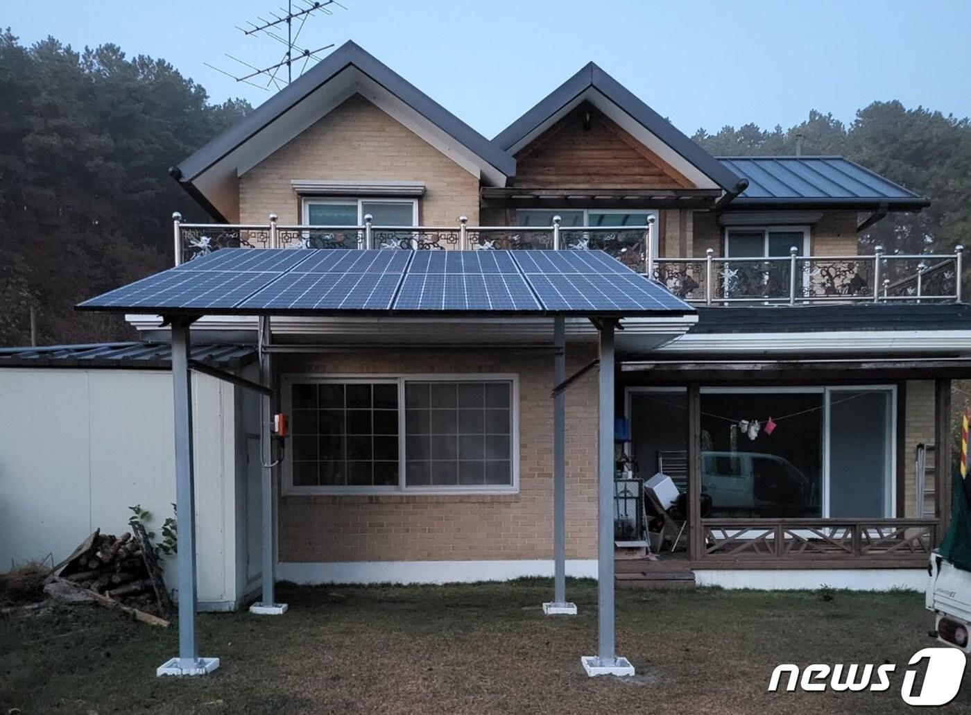 본문 이미지 - 지난해 태양광 발전 설비를 설치한 성남시 석운동의 한 주택.(성남시 제공) ⓒ News1 