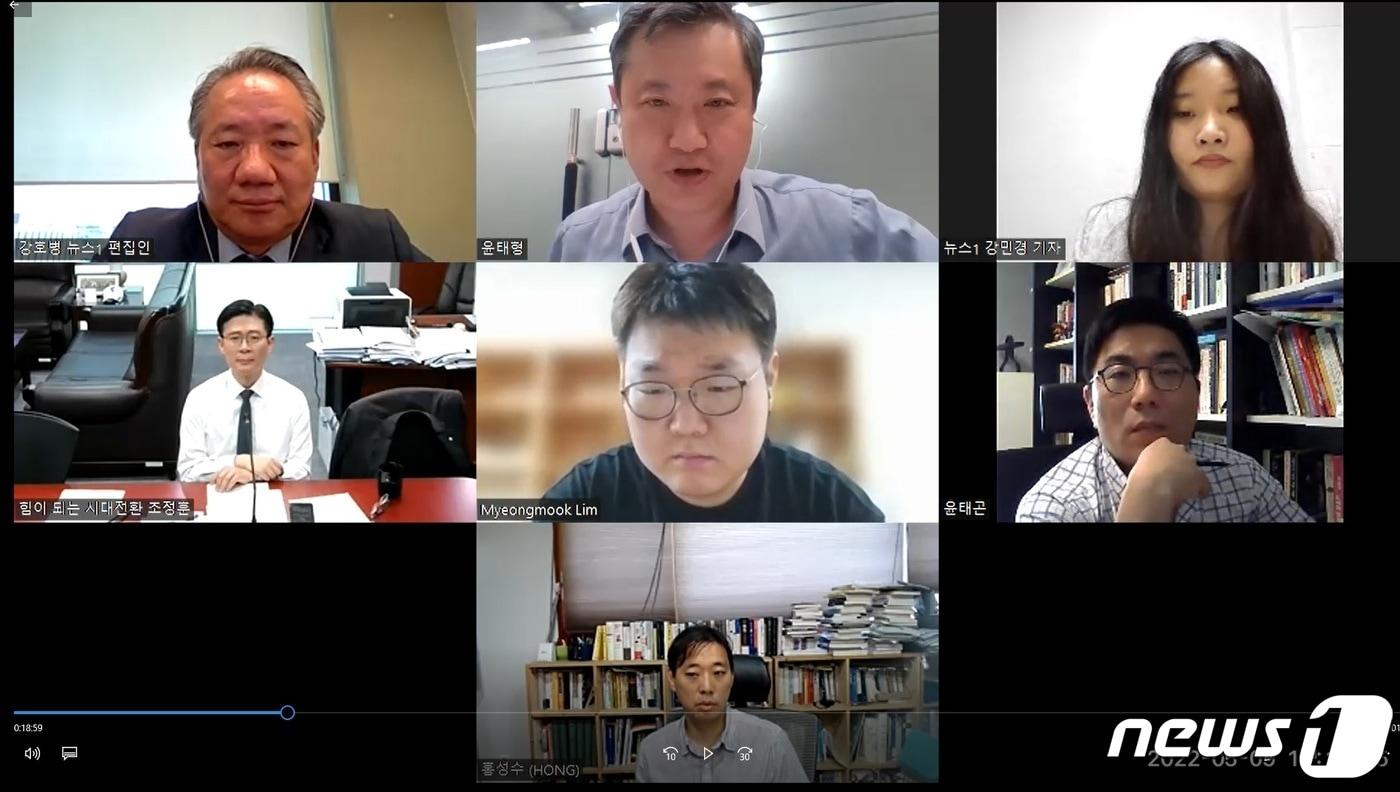 본문 이미지 - 뉴스1은 지난 9일 '어쩌다 혐오 사회가 되었나? 그 해법은?' 주제로 온라인 전문가 좌담회를 진행했다. 참석자들은 20대 젠더·일자리 갈등과 관련해 이들의 불안감, 무기력감, 좌절감이 근본적인 원인이라고 지적했다. 이들을 열린공간으로 유도하고 2030이 세대 대표성을 가질 수 있도록 정치권으로의 유입이 필요하다고 주장했다. 좌담회에는 둘째 줄 왼쪽부터 시계방향으로 시대전환 대표인 조정훈 국회의원, 임명묵 'K를 생각한다' 저자, 윤태곤 더모아정치분석실장, 홍성수 숙명여대 법학과 교수가 참석했다. ⓒ 뉴스1