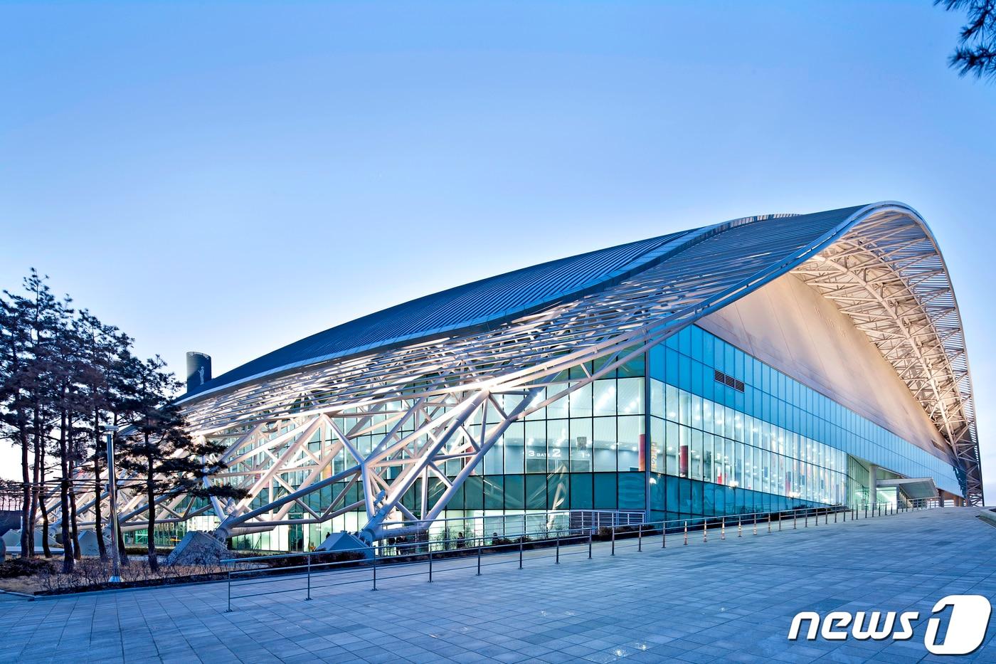 본문 이미지 - 다음달부터 일반 시민들을 대상으로 정상 운영되는 고양시 실내체육관. ⓒ 뉴스1