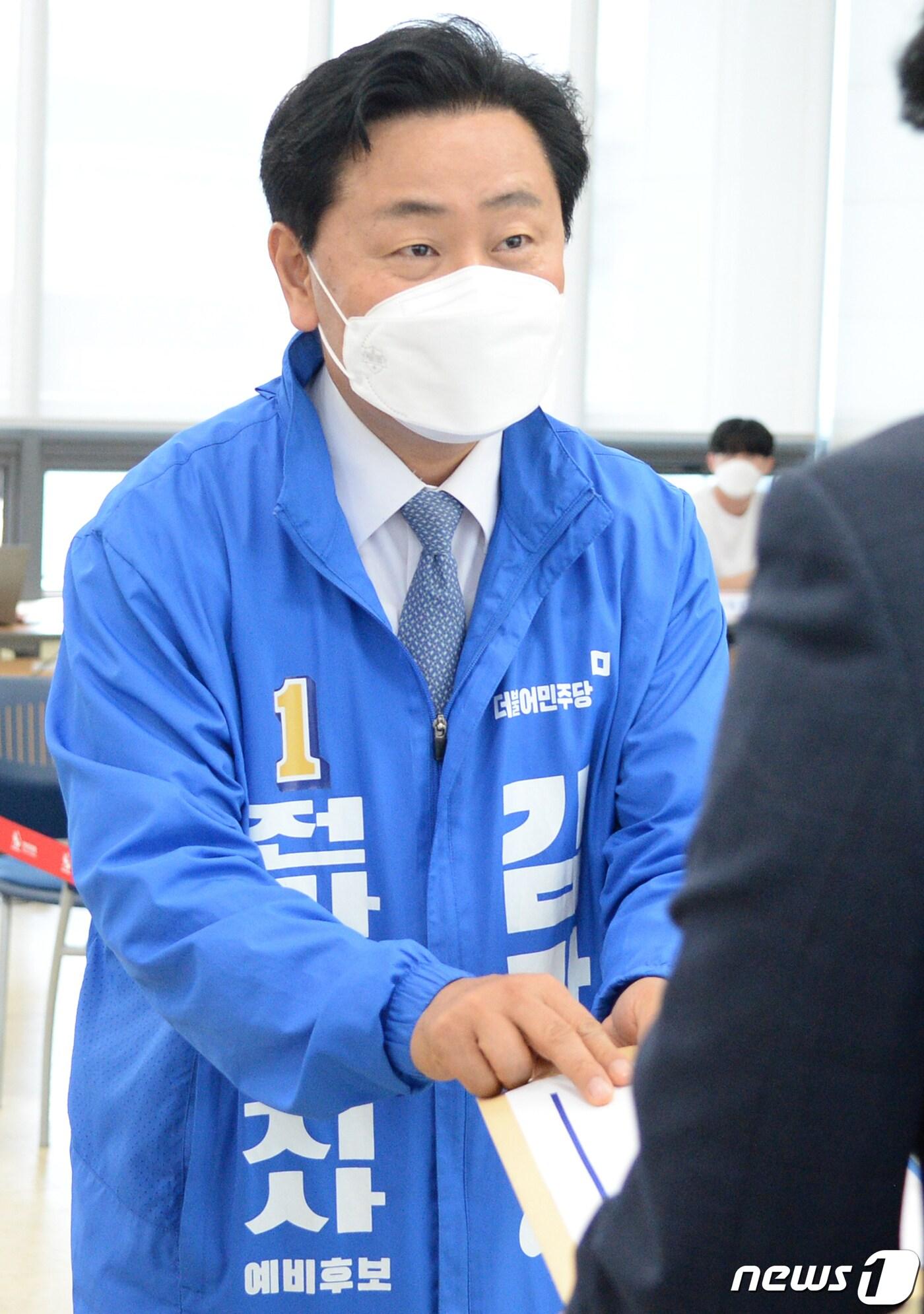 본문 이미지 - 김관영 더불어민주당 전북도지사 후보가 12일 전북 전주시 전라북도선거관리위원회에서 제8회 전국동시지방선거 전라북도지사 후보자 등록을 하고 있다. 2022.5.12/뉴스1 ⓒ News1 유경석 기자