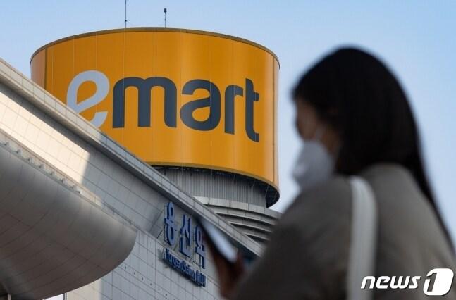 본문 이미지 - 서울 이마트 용산점 외벽에 설치된 로고. 2021.11.14/뉴스1 ⓒ News1 이재명 기자