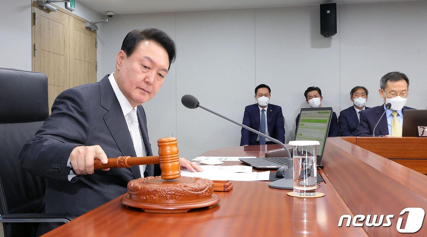 본문 이미지 - 윤석열 대통령이 12일 오후 서울 용산 대통령실에서 열린 코로나19 추가경정예산안(추경안) 편성을 위한 임시 국무회의에서 의사봉을 두드리고 있다. (대통령실사진기자단) 2022.5.12/뉴스1 ⓒ News1 안은나 기자