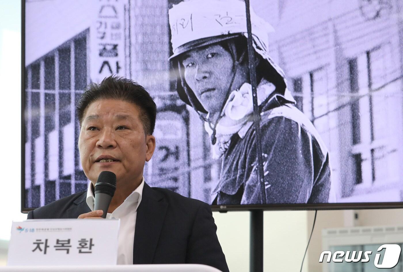 본문 이미지 - 5·18 광주민주화운동 당시 시민군 '김군' 당사자인 차복환씨가 12일 서울 중구 5·18민주화운동 진상규명조사위원회에서 열린 대국민 보고회에서 당시 상황을 설명하고 있다. 2022.5.12/뉴스1 ⓒ News1 이동해 기자