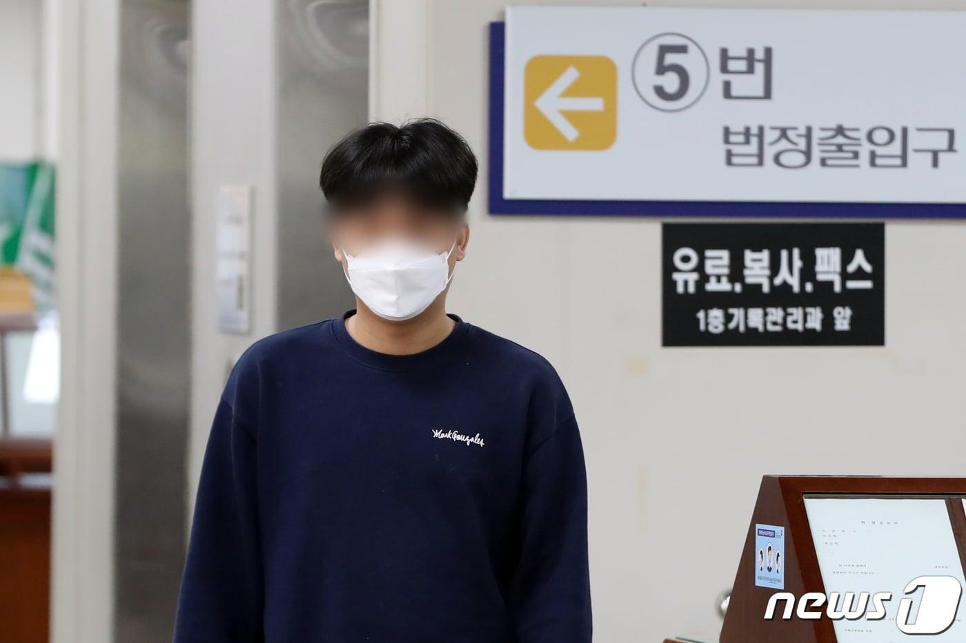 아동 성착취물 웹사이트 '웰컴투비디오' 운영자 손정우가 5월12일 오후 서울 서초구 서울중앙지방법원에서 열린 범죄수익은닉혐의 1심 1회 공판에 출석하고 있다. (자료사진) 2022.5.12/뉴스1 ⓒ News1 황기선 기자