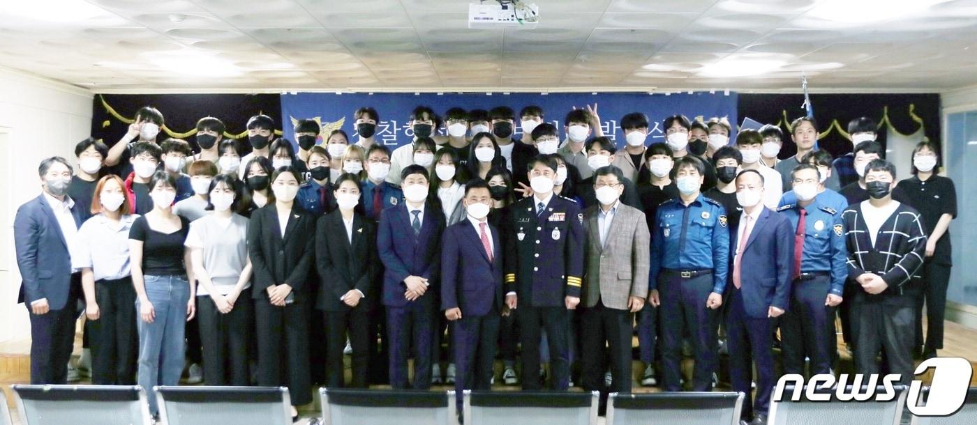 본문 이미지 - 괴산 중원대학교 학생들로 구성된 캠퍼스 안전 순찰대 발대식이 대학 잉글리쉬 홀에서 열렸다.(중원대 제공)ⓒ 뉴스1