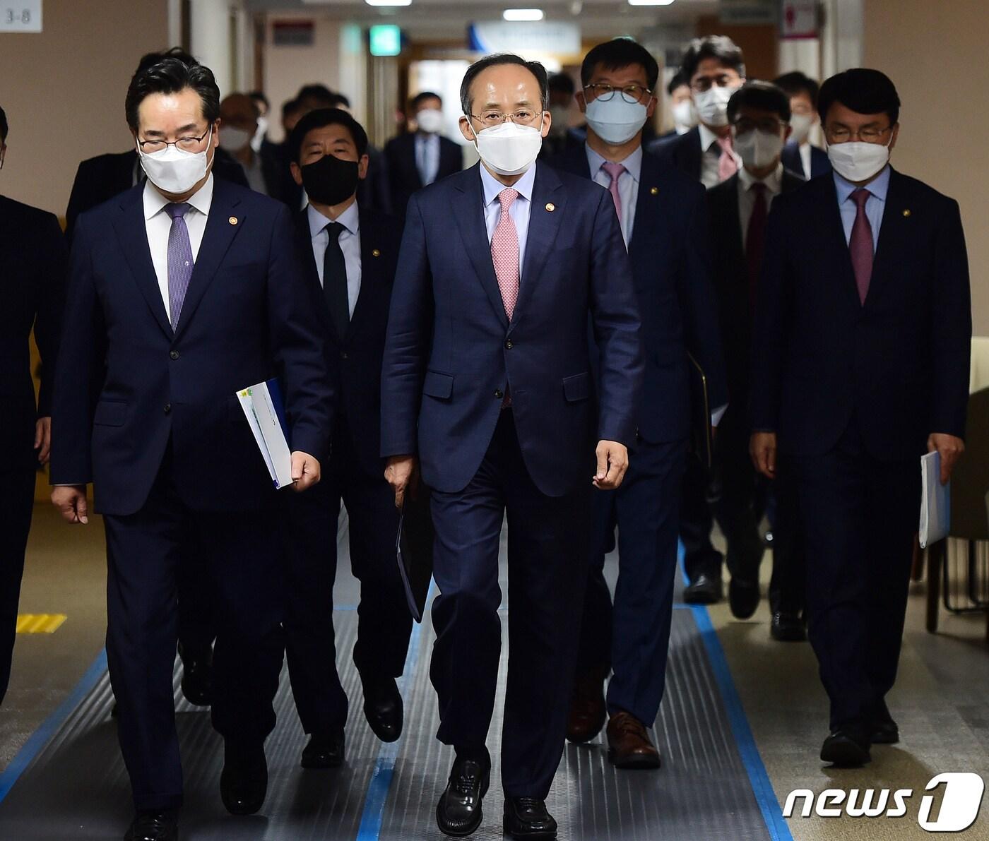 본문 이미지 - 추경호 부총리 겸 기획재정부 장관이 12일 서울 종로구 정부서울청사에서 열린 '22년 2차 추가경정예산안' 관계장관 합동브리핑에 참석하고 있다. (공동취재) 2022.5.12/뉴스1 ⓒ News1 김명섭 기자